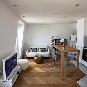 Parc Monceau Flat , Paris France